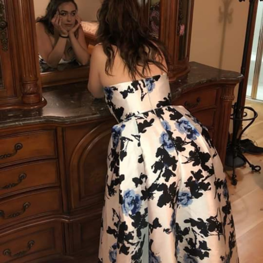 Gown - Picture 4 of 5